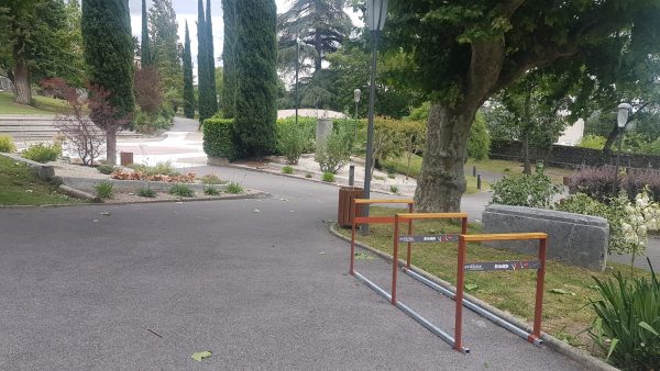 Des racks à vélo dans le village